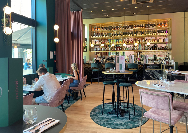 Intérieur d'un restaurant et bar à Valenciennes conçu par VR-Architecture