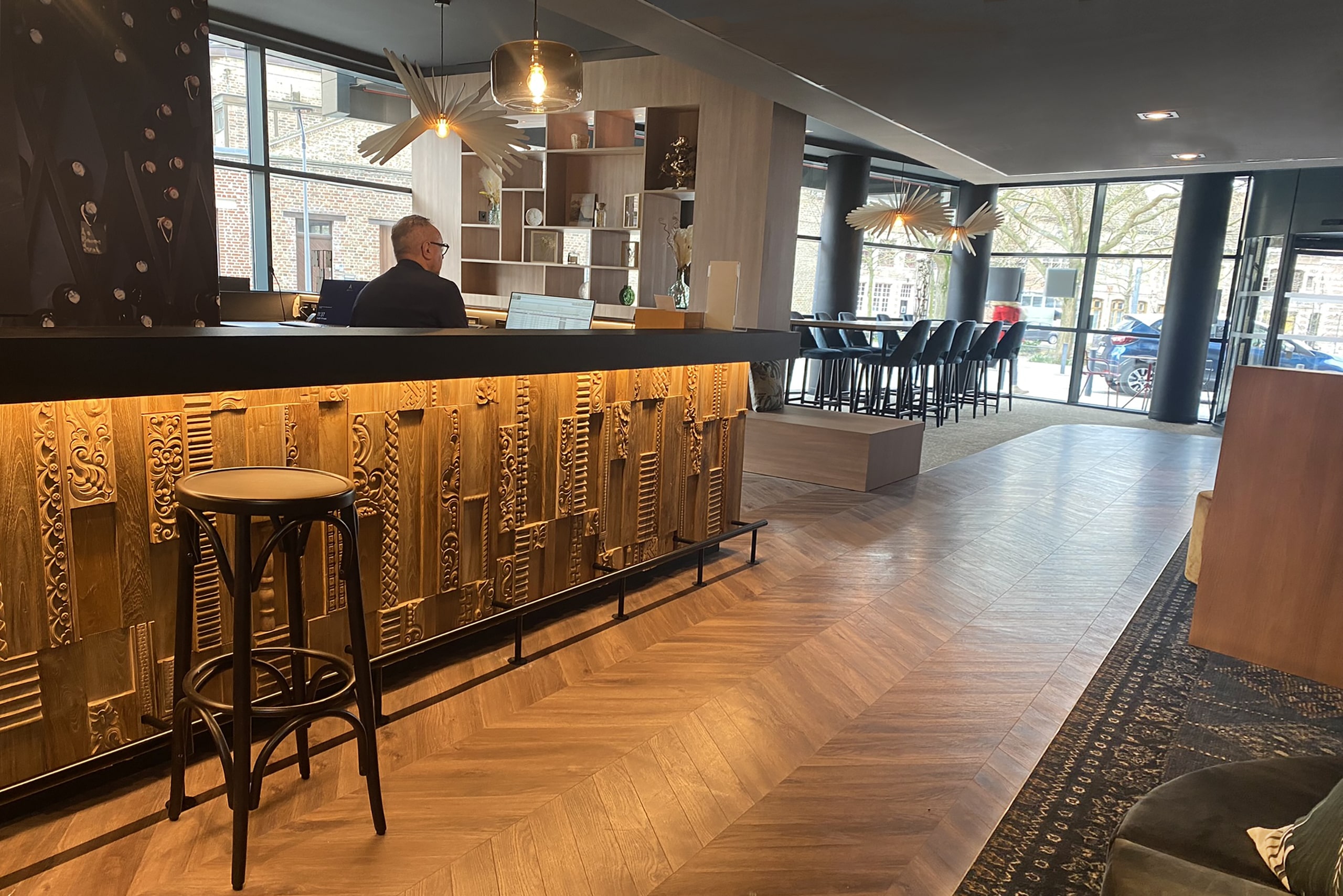 Lobby et bar rénové dans un hôtel 4* à Lille dans un style ancien et moderne