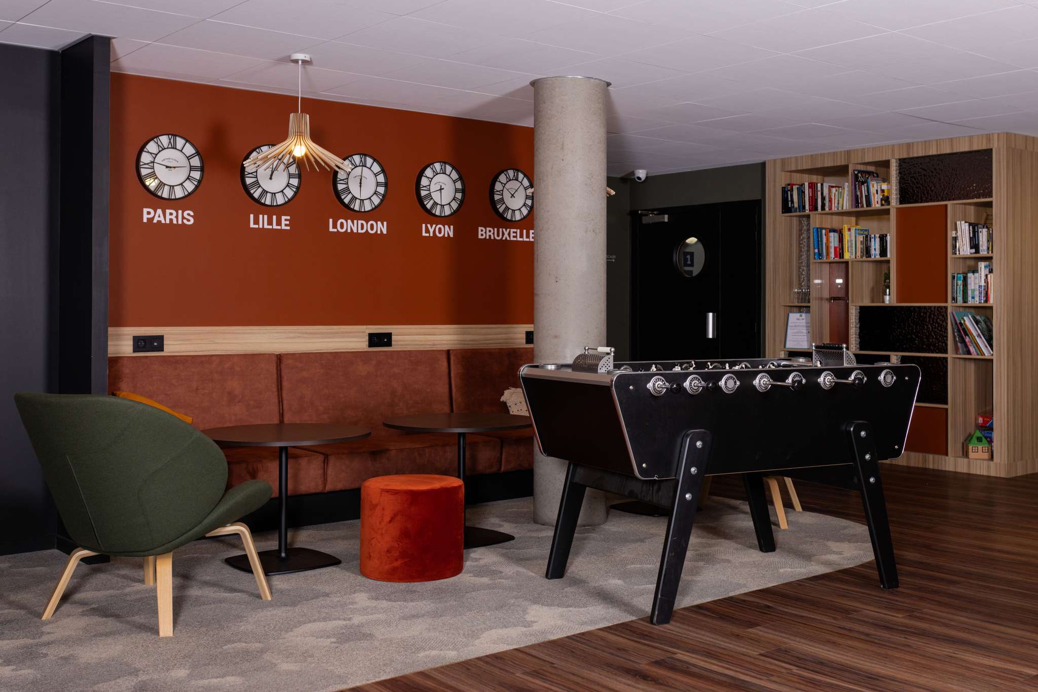 Espace détente d'un lobby d'hôtel par les designer de Lesquin VR-Architecture