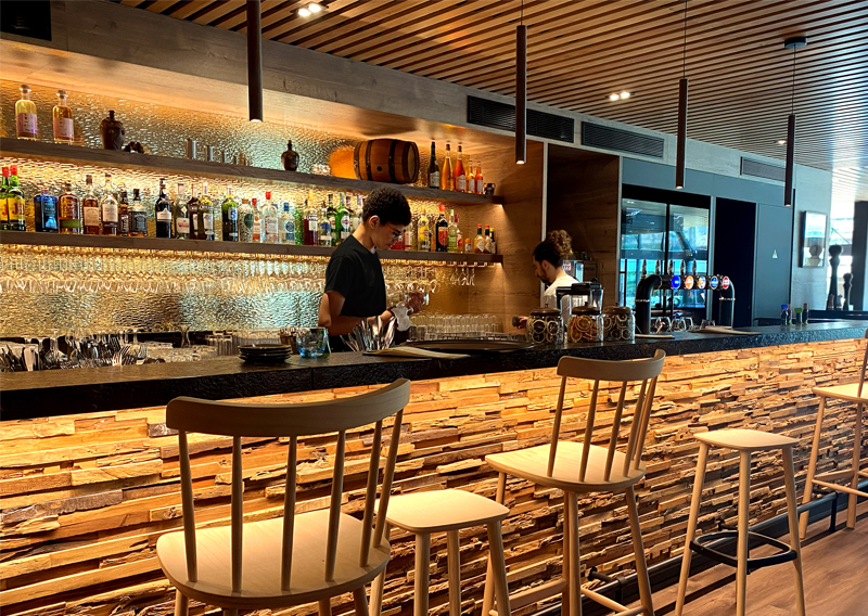 Détail du bar de l'hôtel conçu par les architectes de VR-ARCHITECTURE