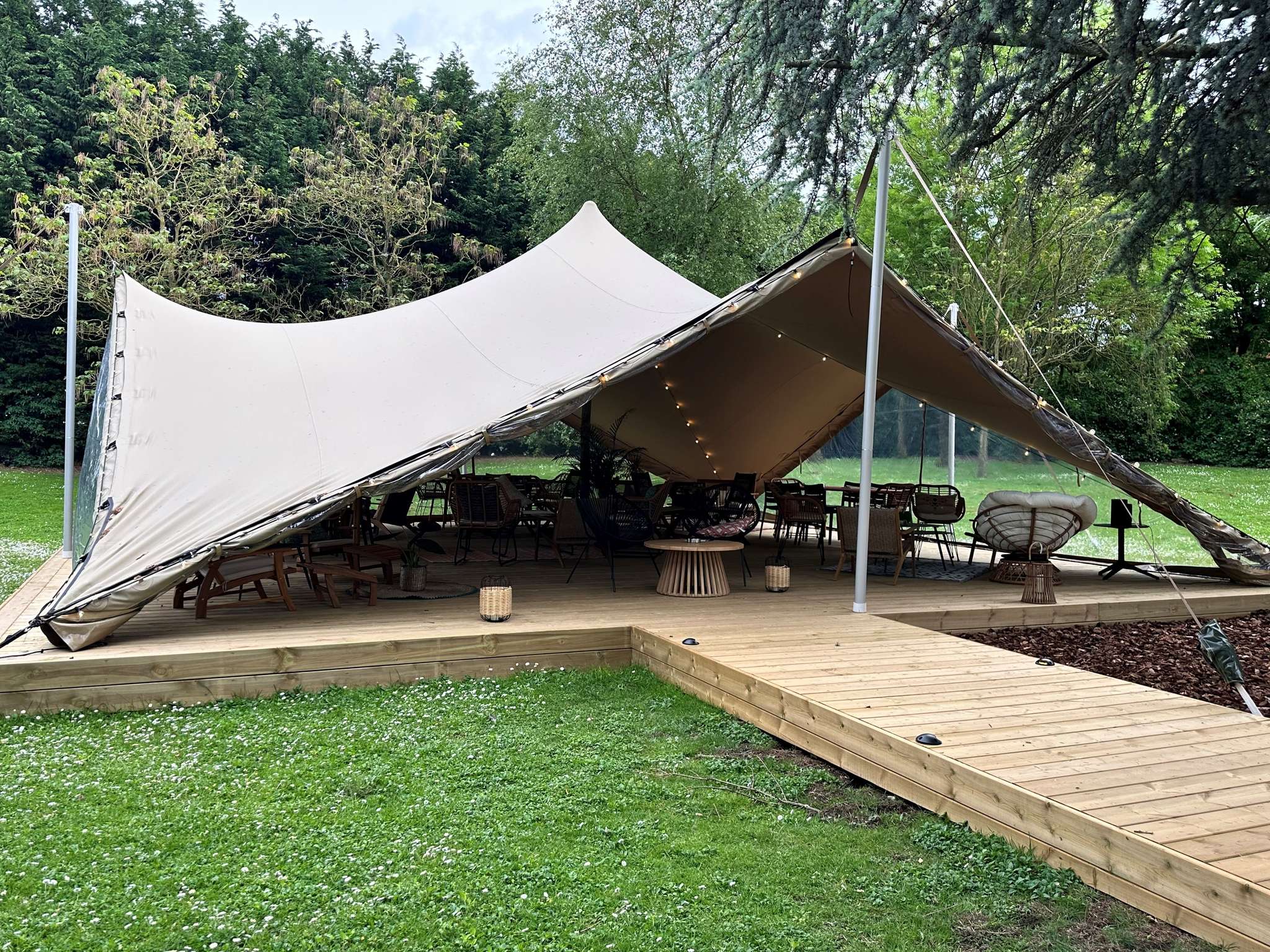 Restaurant d'un hôtel 4 étoiles avec une décoration thématique des vacances
