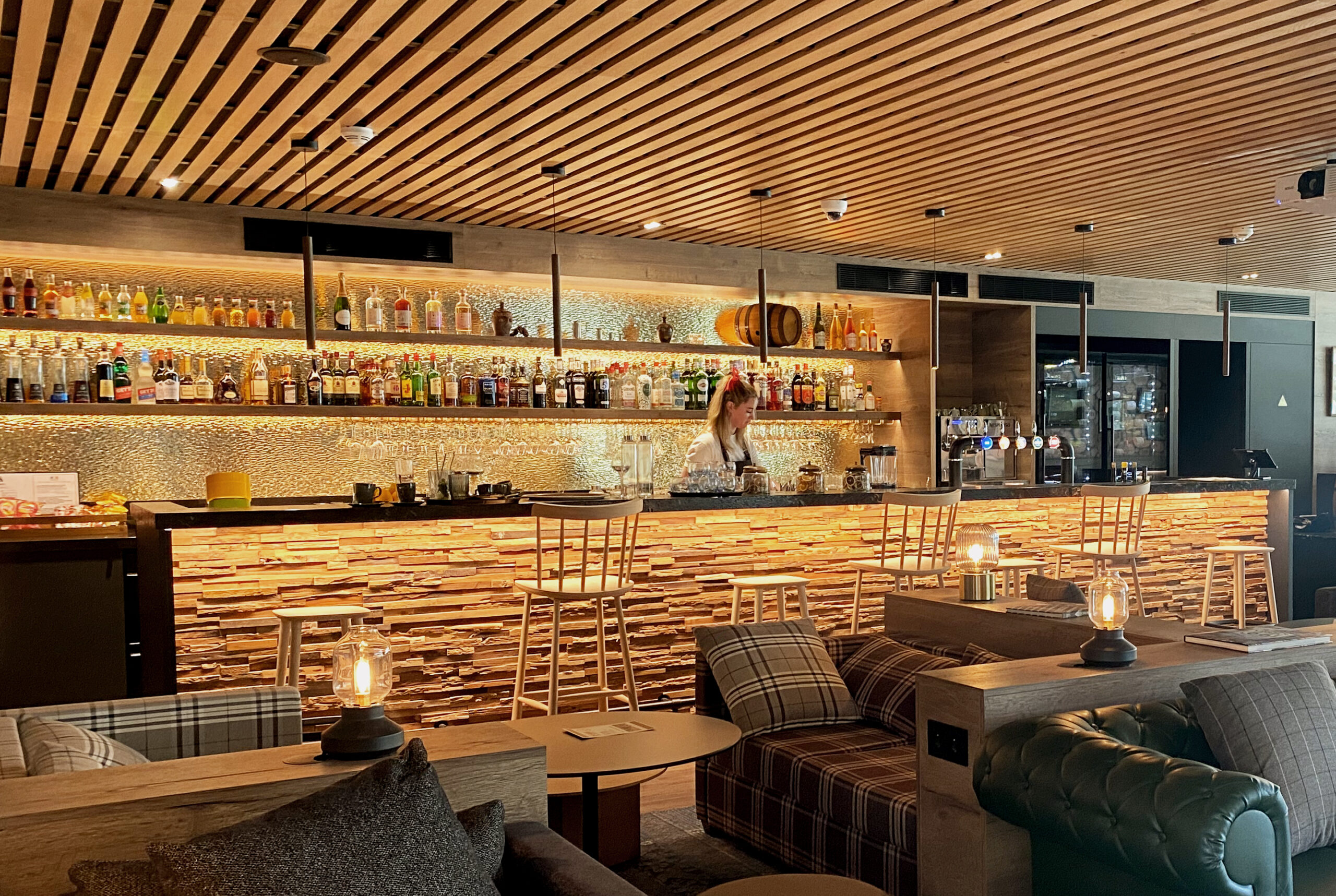 3 IMG_2899 retouche Salle de restaurant d'un restaurant valenciennois par VR-ARCHITECTURE