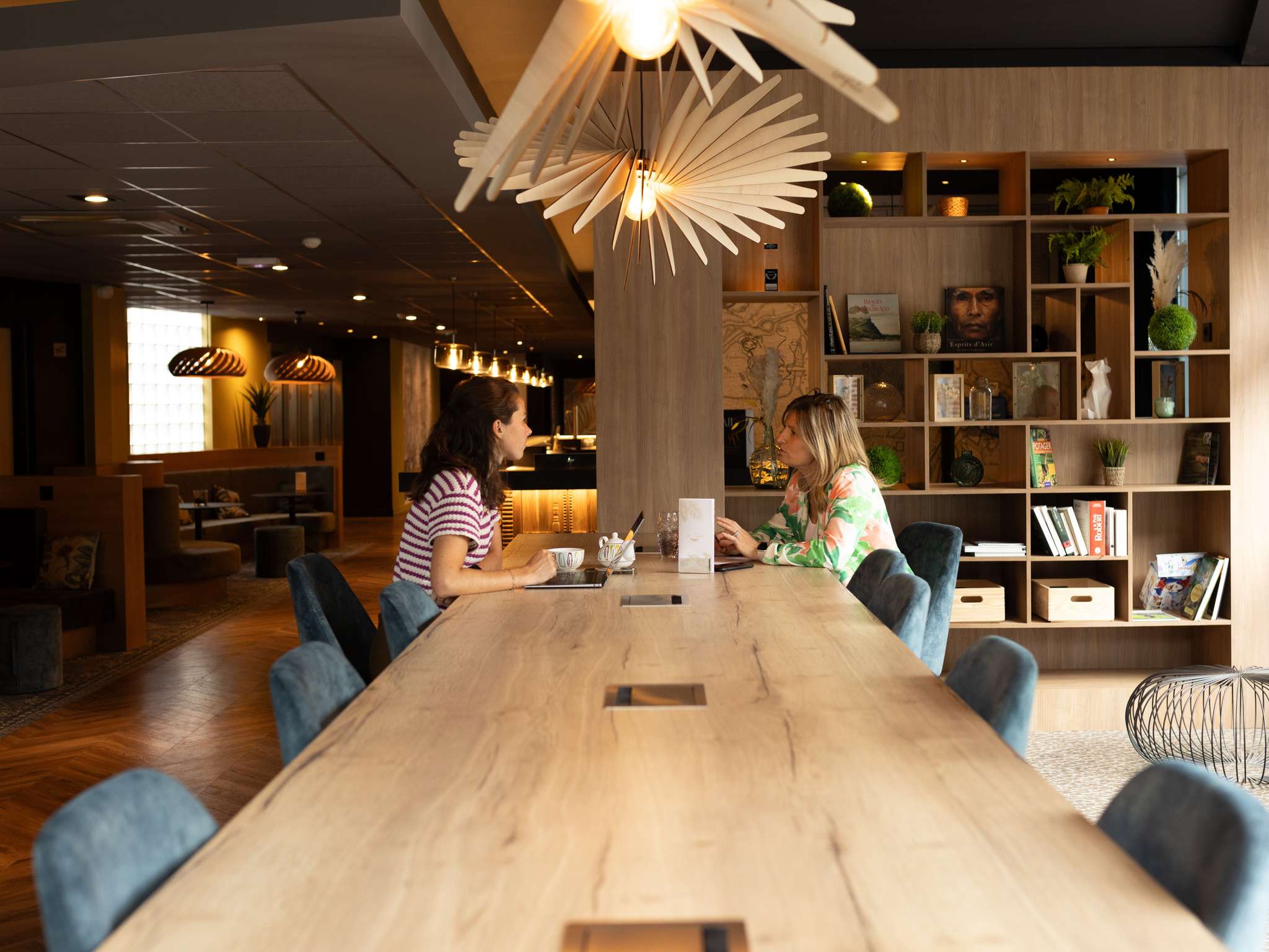 Lobby et bar rénové dans un hôtel 4* à Lille dans un style ancien et moderne