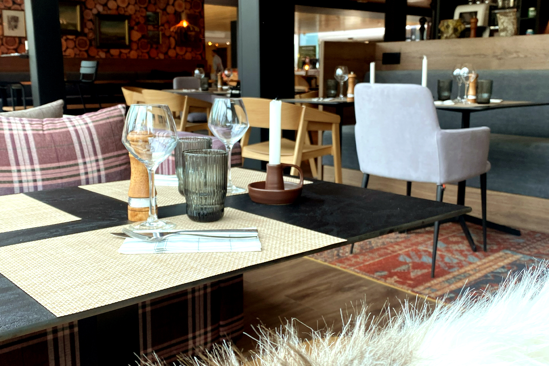 Details-fourrure-table Salle de restaurant d'un restaurant valenciennois par VR-ARCHITECTURE