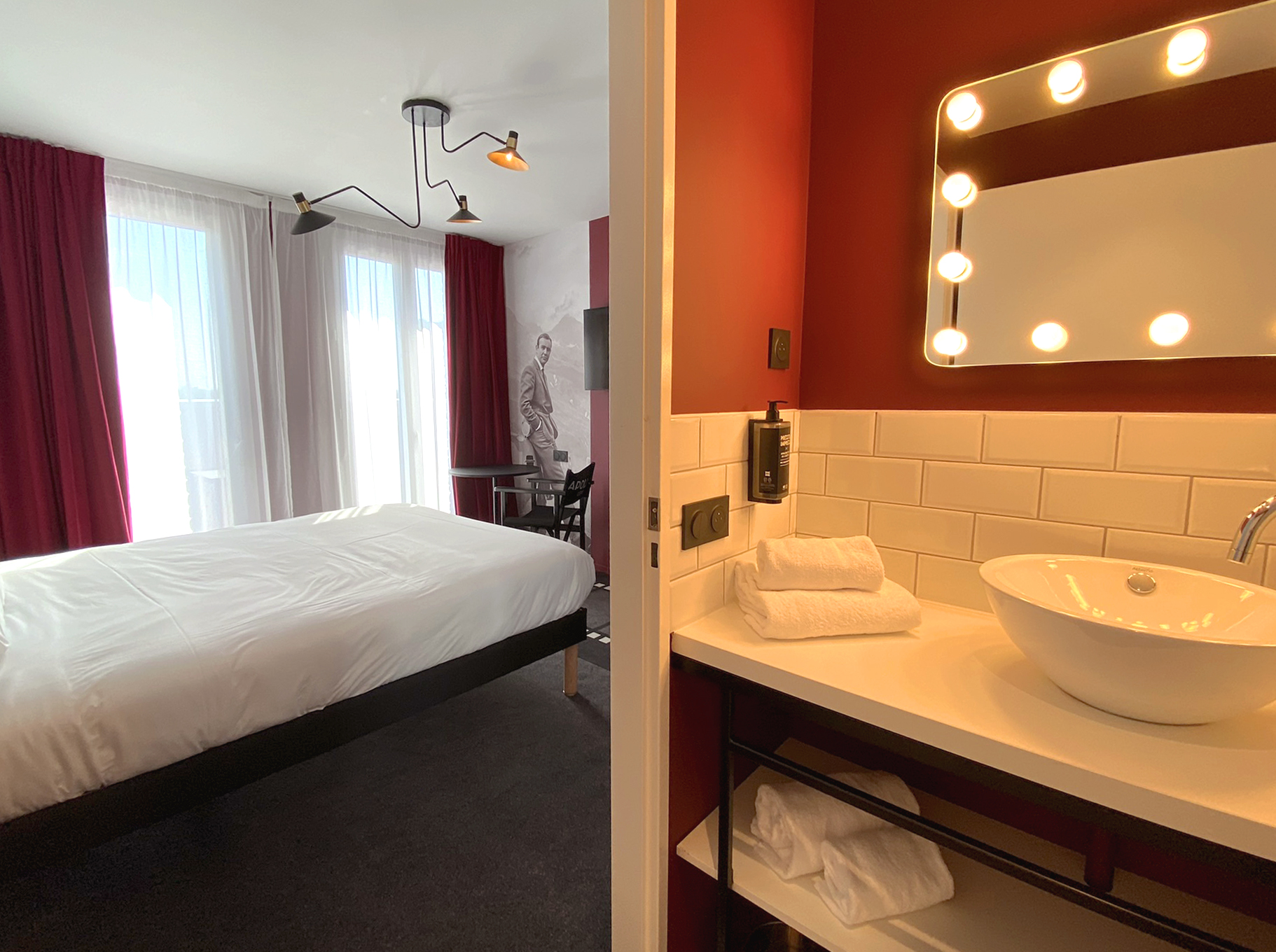 Salle de douche et chambre d'hôtel neuves