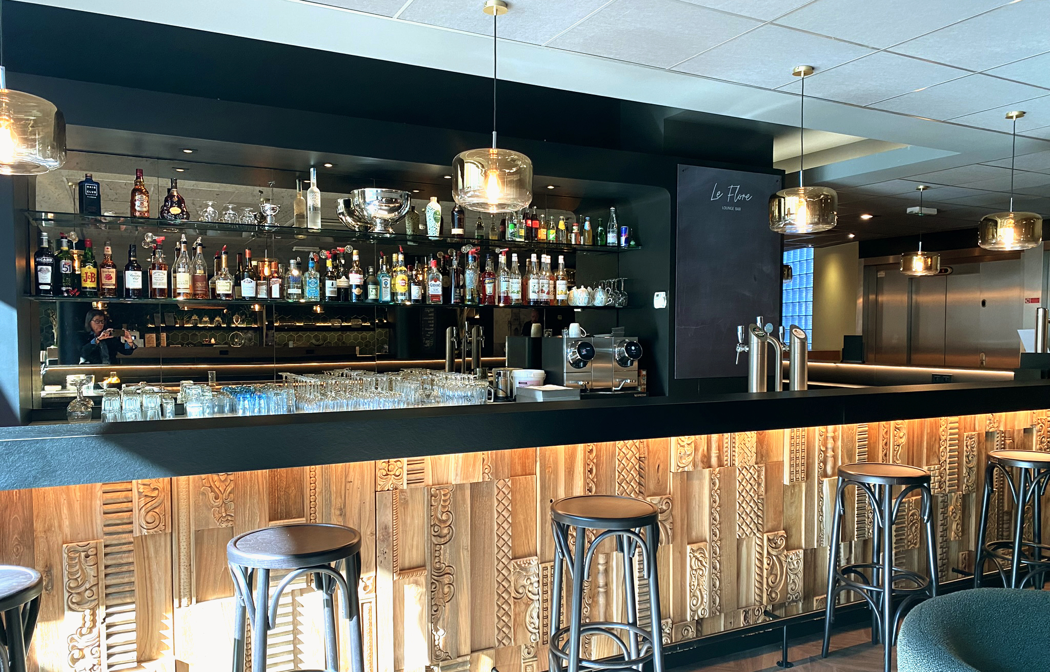 Bar sculpté à Valenciennes réalisé par VR-ARCHITECTURE