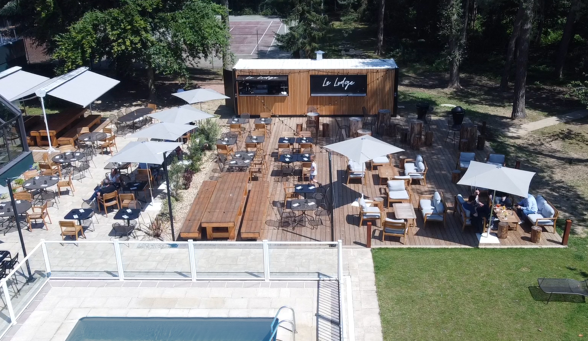 Terrasse et cuisine extérieure d'un hôtel de luxe