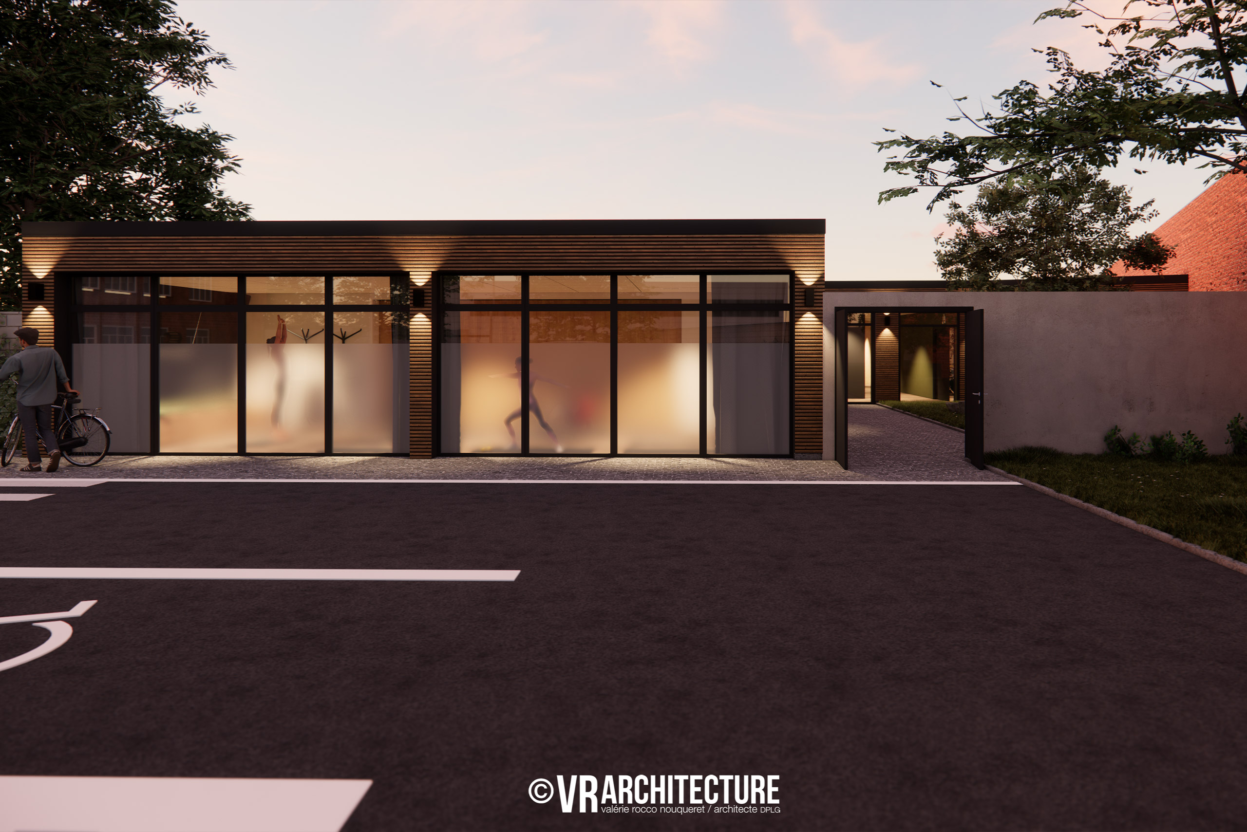 Façade rénovée en bardage bois avec grandes baies vitrées d’un ancien local d’activité réhabilité à Douai par une agence d’architecture à Lille.